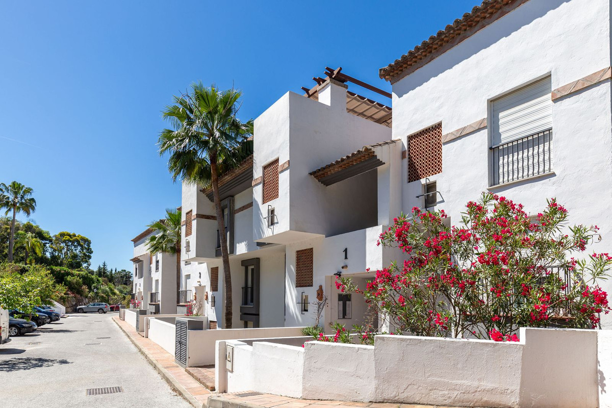2 Bed Apartment for sale in Benahavís Costa Del Sol, Málaga, Spain