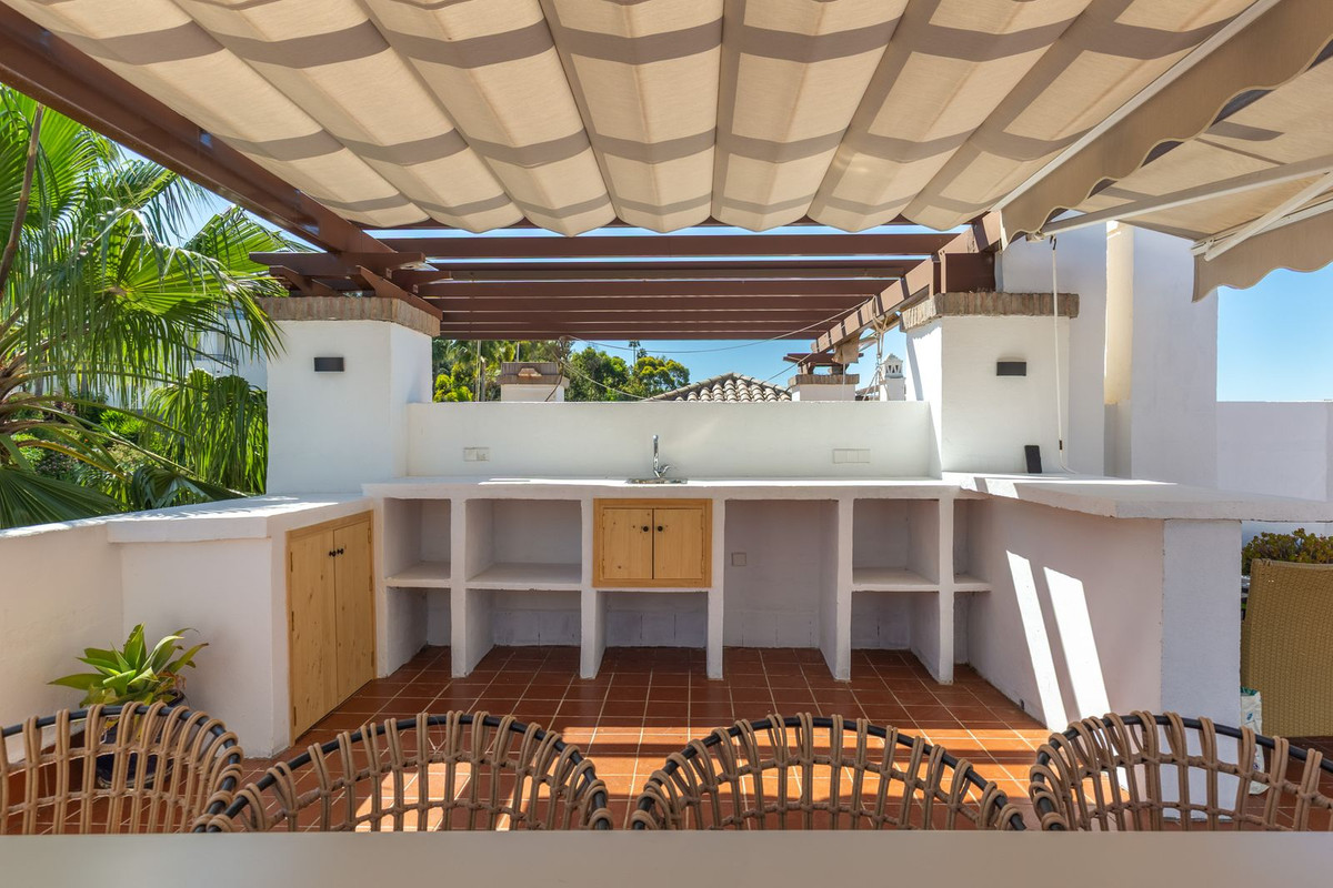 2 Bed Apartment for sale in Benahavís Costa Del Sol, Málaga, Spain