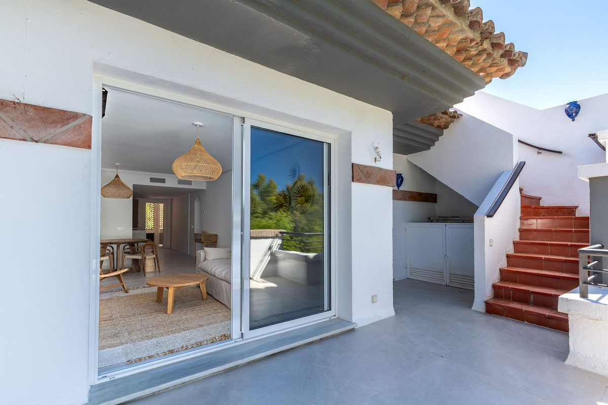 2 Bed Apartment for sale in Benahavís Costa Del Sol, Málaga, Spain