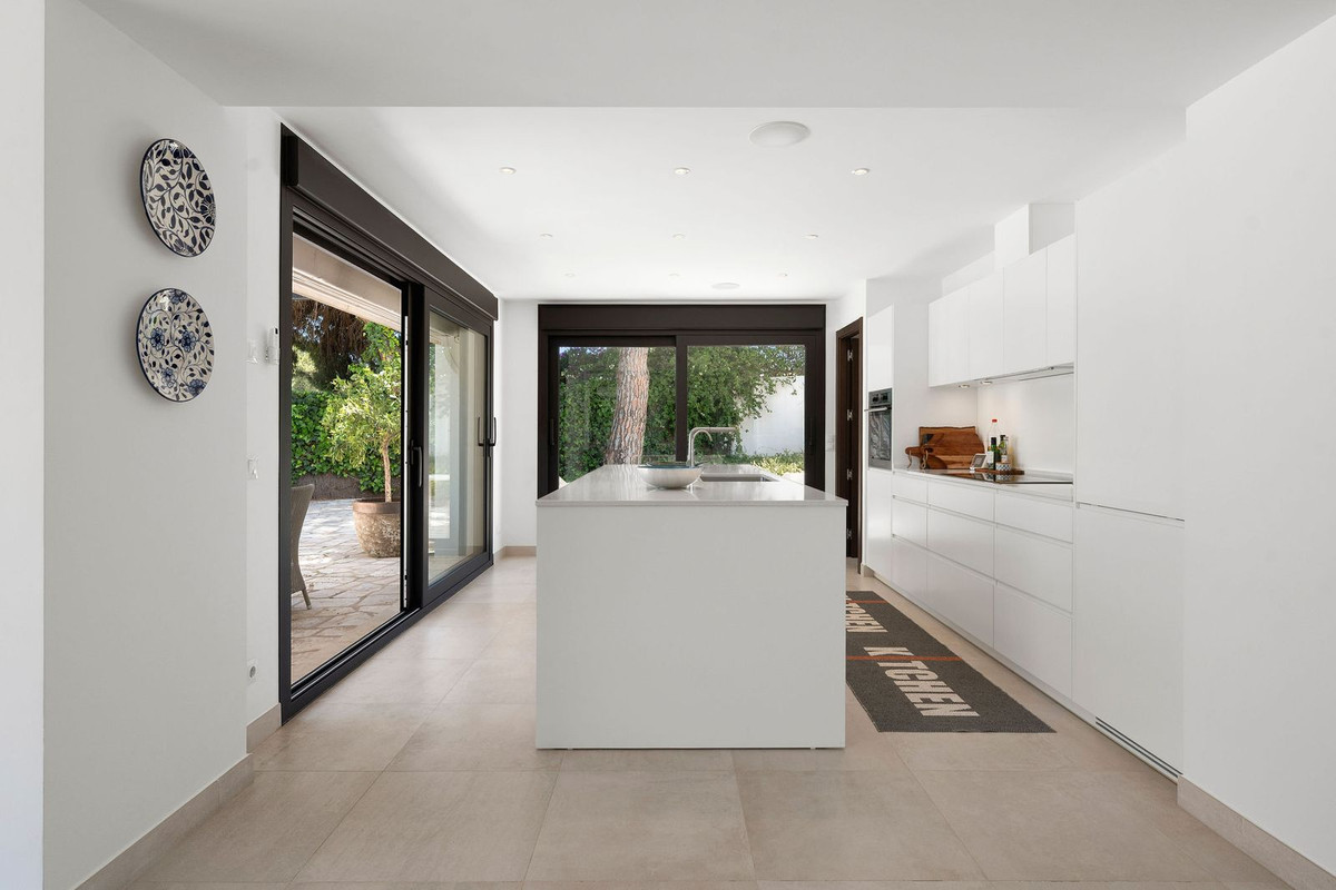 Se vende Villa - Chalet de 4 dormitorios en Costa Del Sol, Málaga, España