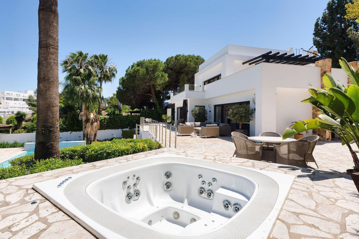 Se vende Villa - Chalet de 4 dormitorios en Costa Del Sol, Málaga, España