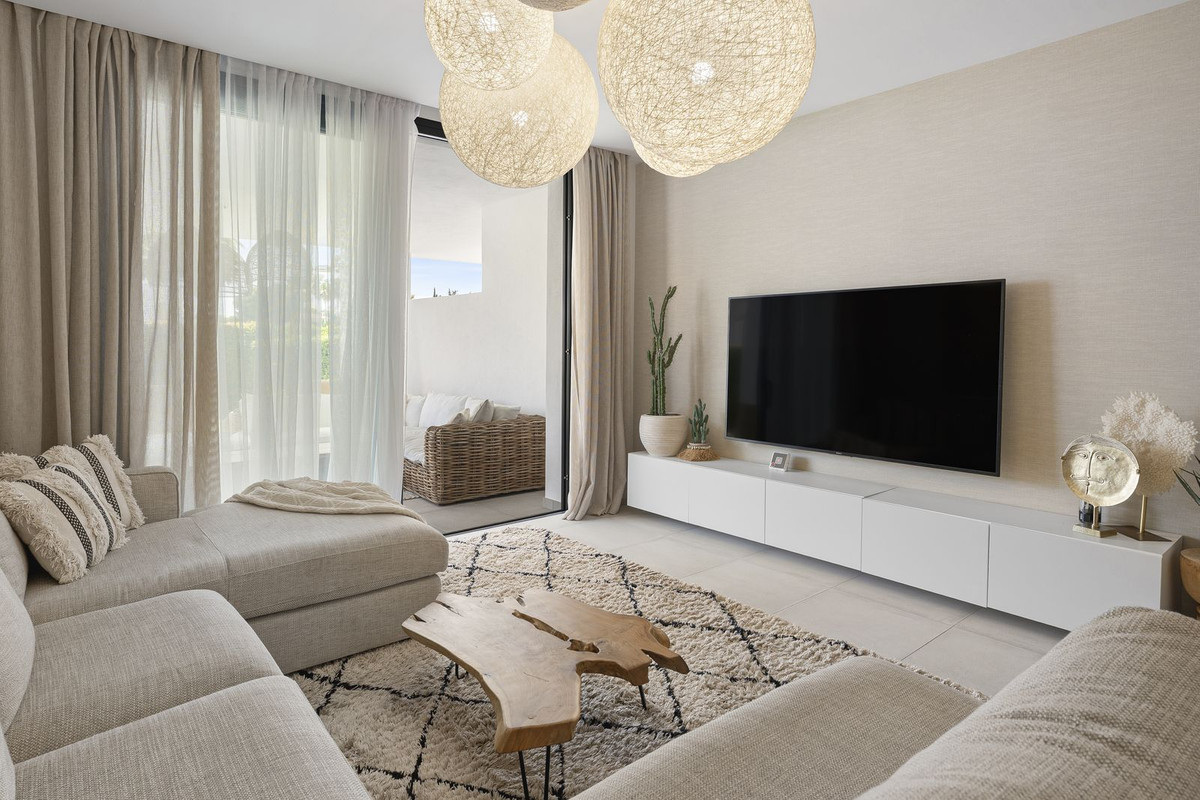 2 Bed Apartment for sale in El Paraiso Costa Del Sol, Málaga, Spain