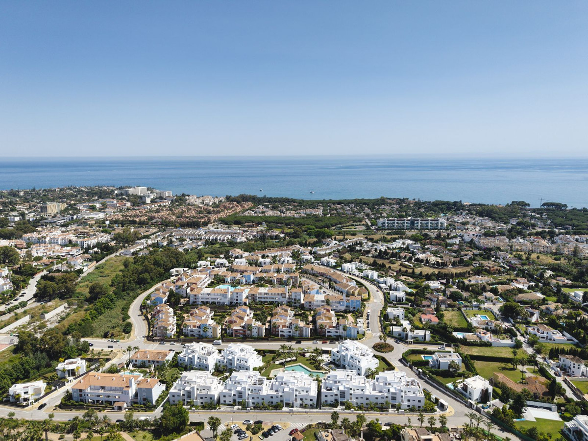 2 Bed Apartment for sale in El Paraiso Costa Del Sol, Málaga, Spain
