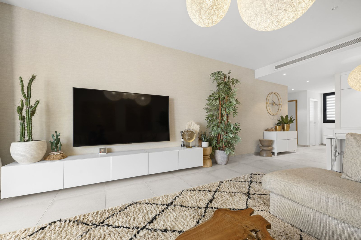2 Bed Apartment for sale in El Paraiso Costa Del Sol, Málaga, Spain