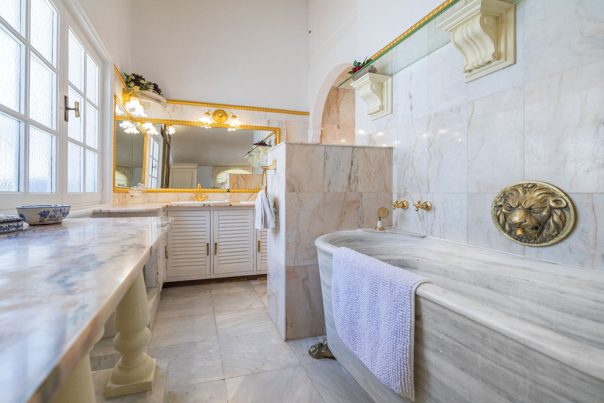 Se vende Villa - Chalet de 6 dormitorios en Costa Del Sol, Málaga, España