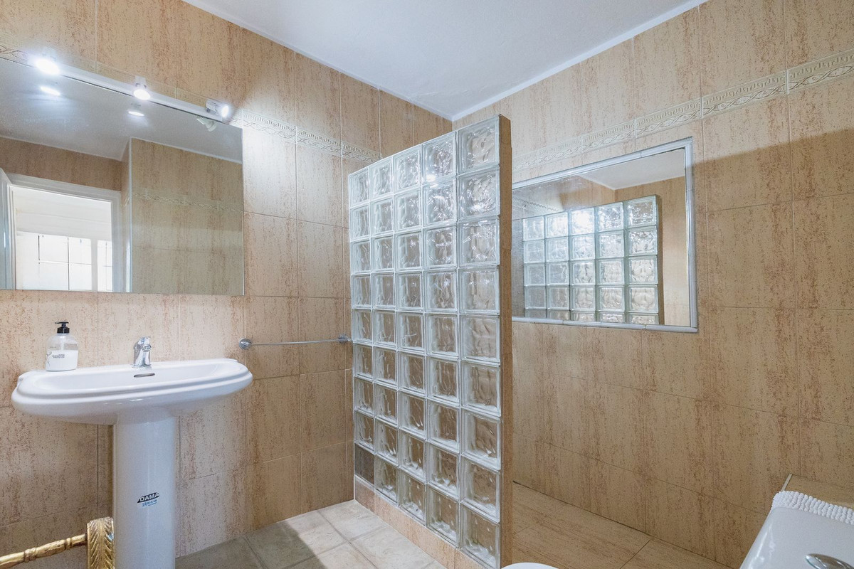 Se vende Villa - Chalet de 6 dormitorios en Costa Del Sol, Málaga, España