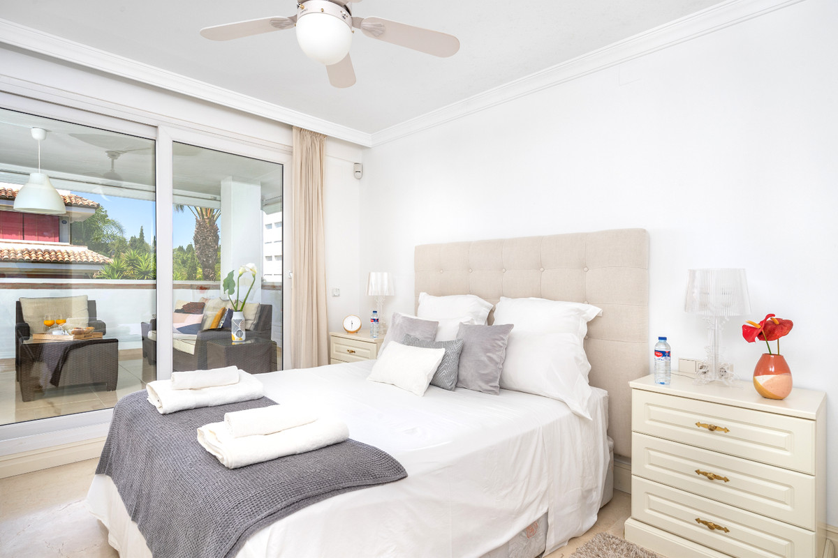 3 Bed Apartment for sale in The Golden Mile Costa Del Sol, Málaga, Spain