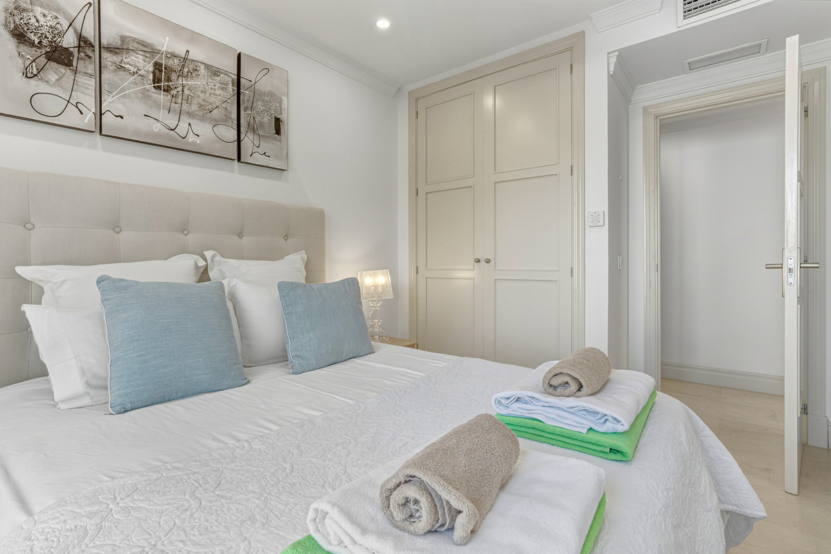 3 Bed Apartment for sale in The Golden Mile Costa Del Sol, Málaga, Spain
