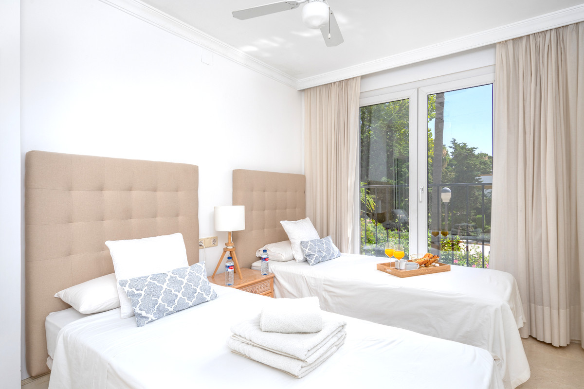 3 Bed Apartment for sale in The Golden Mile Costa Del Sol, Málaga, Spain