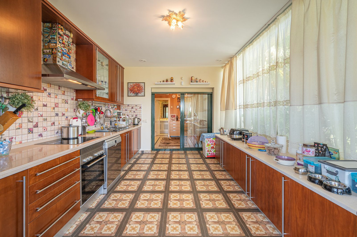 4 Bed Apartment for sale in The Golden Mile Costa Del Sol, Málaga, Spain