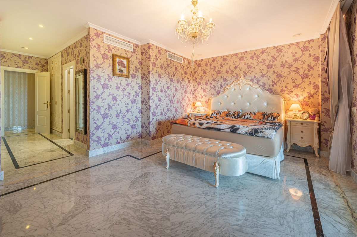 4 Bed Apartment for sale in The Golden Mile Costa Del Sol, Málaga, Spain