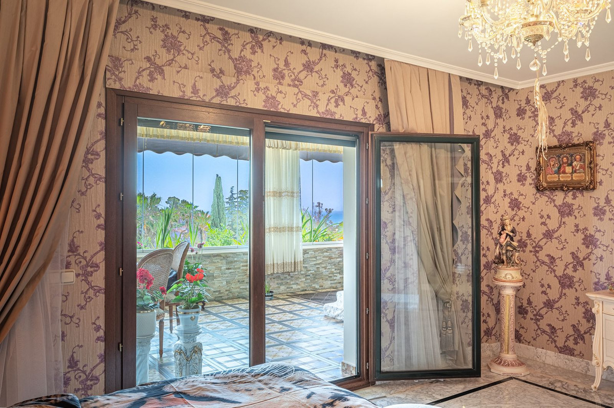 4 Bed Apartment for sale in The Golden Mile Costa Del Sol, Málaga, Spain
