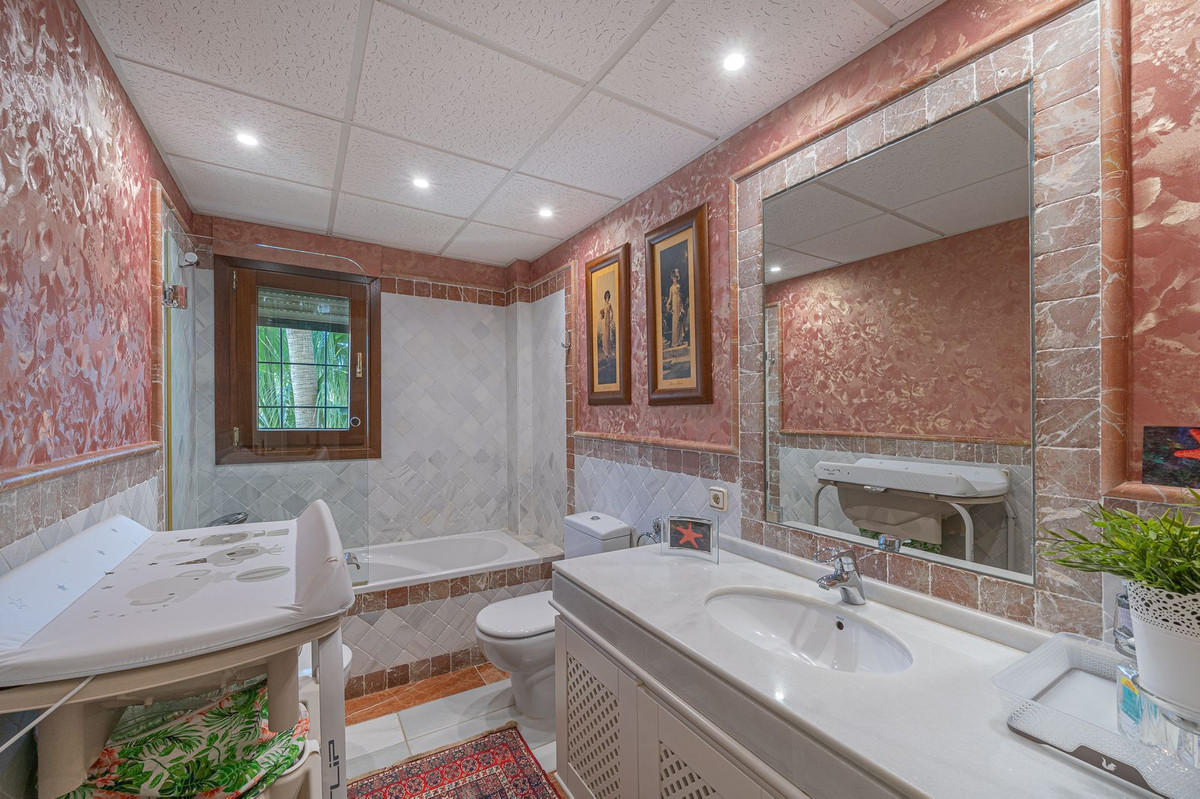 4 Bed Apartment for sale in The Golden Mile Costa Del Sol, Málaga, Spain