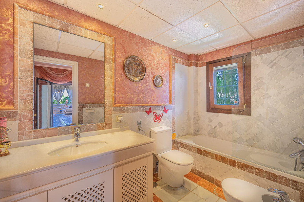 4 Bed Apartment for sale in The Golden Mile Costa Del Sol, Málaga, Spain