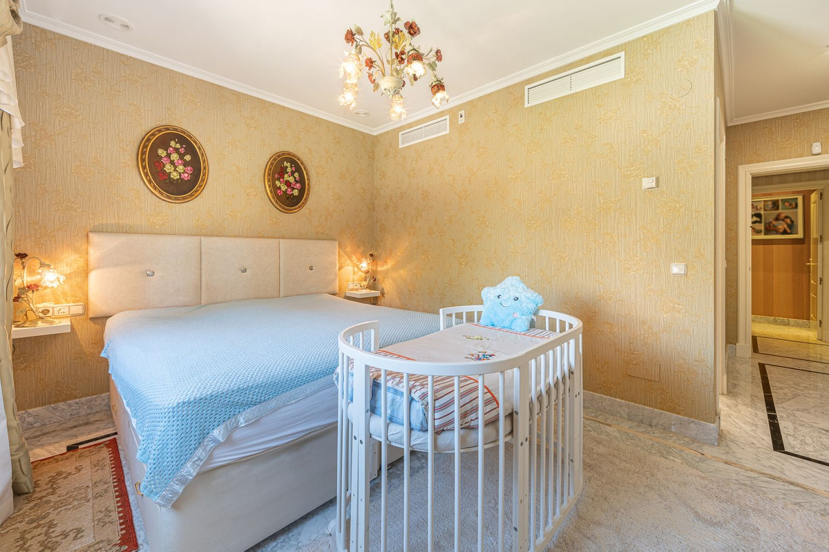 4 Bed Apartment for sale in The Golden Mile Costa Del Sol, Málaga, Spain