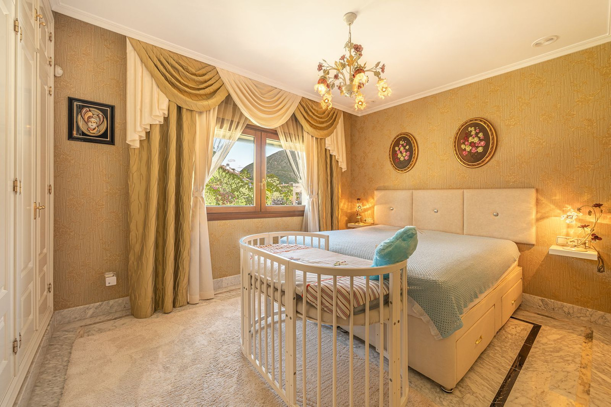 4 Bed Apartment for sale in The Golden Mile Costa Del Sol, Málaga, Spain