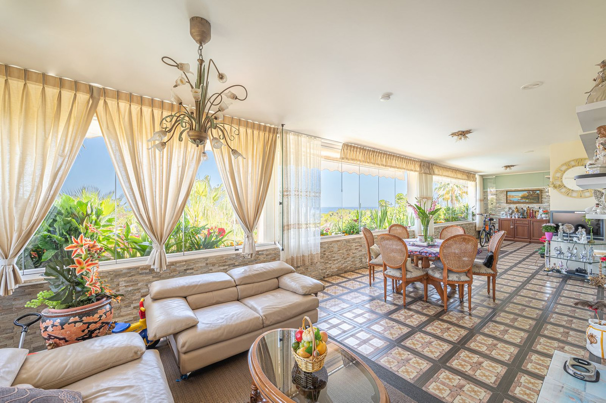 4 Bed Apartment for sale in The Golden Mile Costa Del Sol, Málaga, Spain