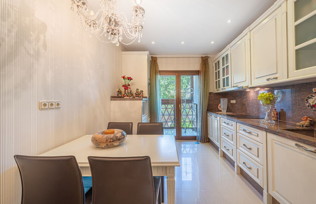 4 Bed Apartment for sale in The Golden Mile Costa Del Sol, Málaga, Spain