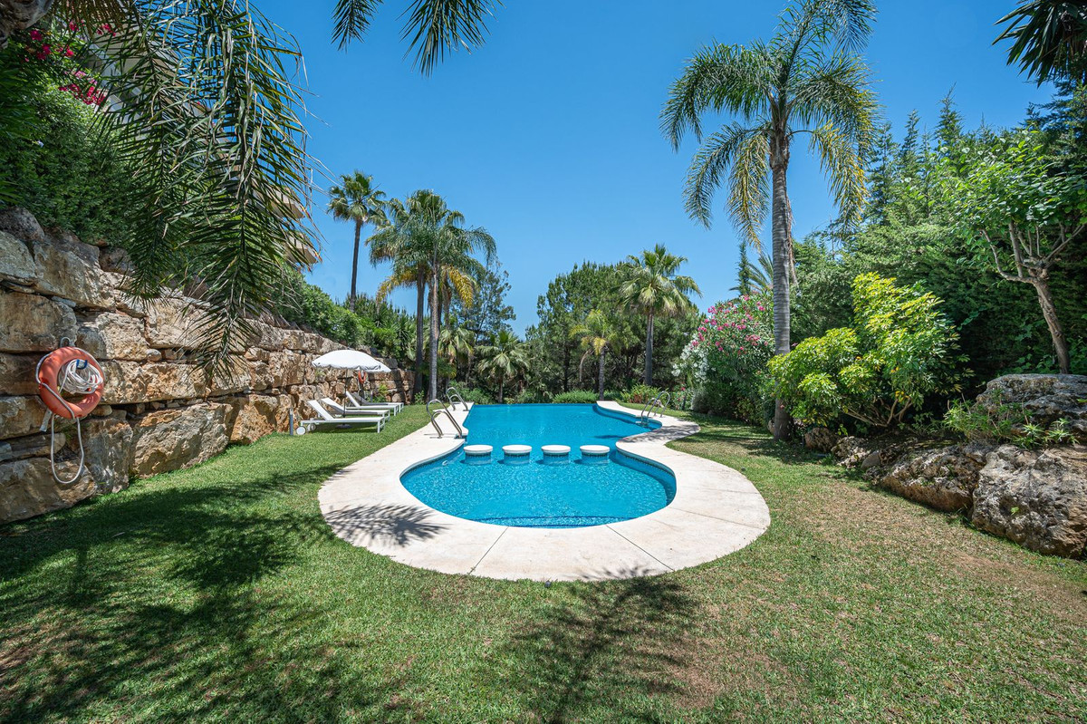 4 Bed Apartment for sale in The Golden Mile Costa Del Sol, Málaga, Spain