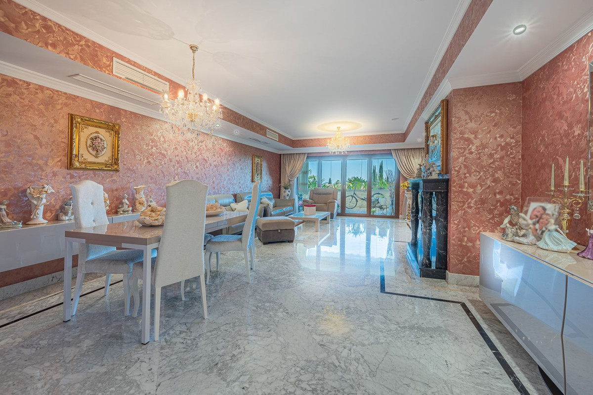 4 Bed Apartment for sale in The Golden Mile Costa Del Sol, Málaga, Spain