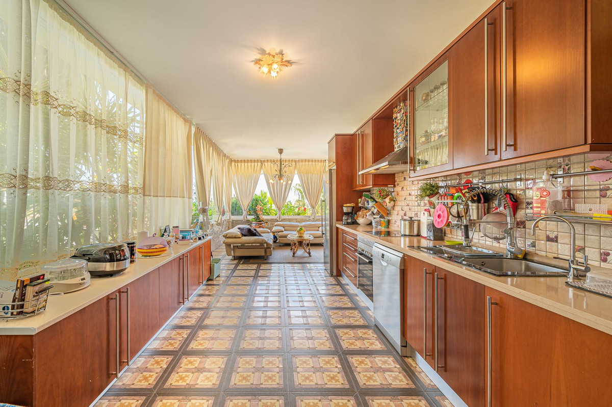 4 Bed Apartment for sale in The Golden Mile Costa Del Sol, Málaga, Spain