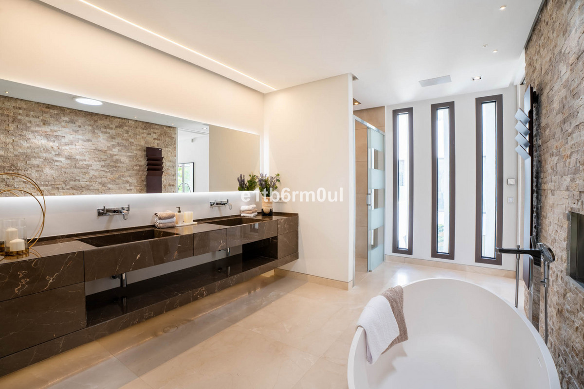 Se vende Villa - Chalet de 6 dormitorios en Costa Del Sol, Málaga, España
