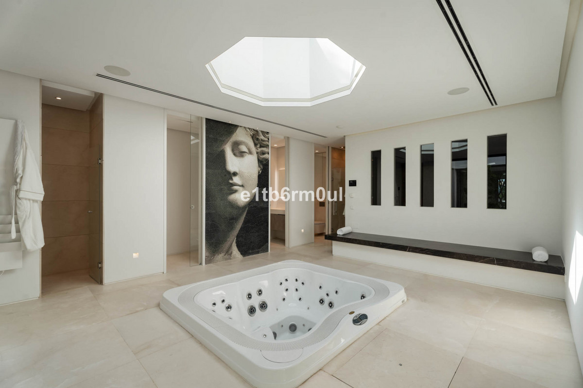 Se vende Villa - Chalet de 6 dormitorios en Costa Del Sol, Málaga, España