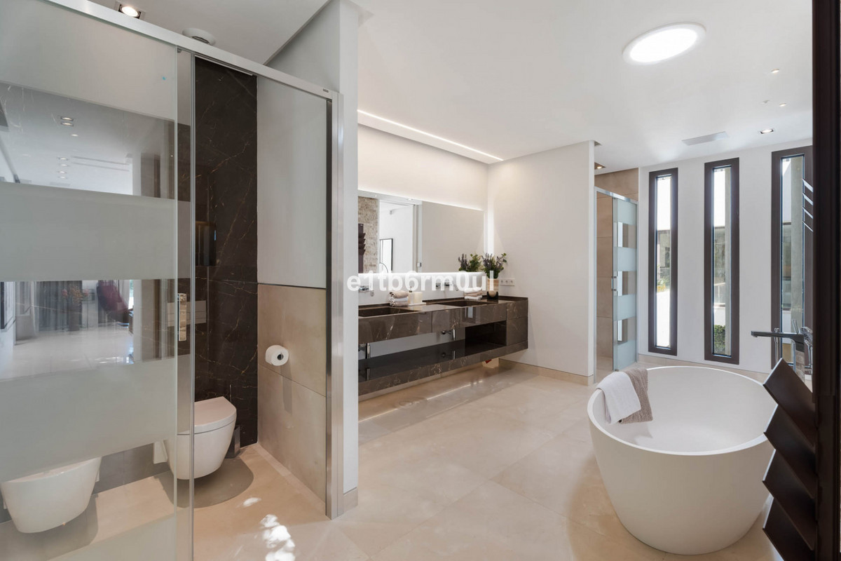 Se vende Villa - Chalet de 6 dormitorios en Costa Del Sol, Málaga, España