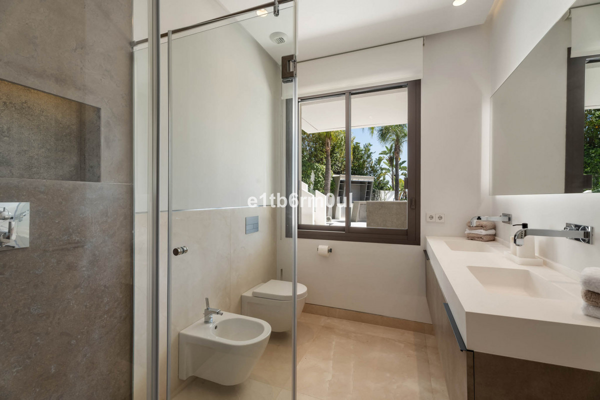Se vende Villa - Chalet de 6 dormitorios en Costa Del Sol, Málaga, España