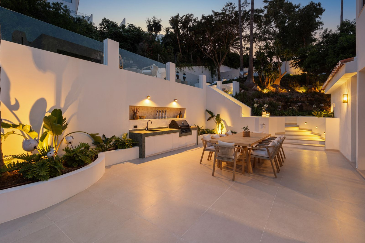 5 Bed Townhouse for sale in Nueva Andalucía Costa Del Sol, Málaga, Spain