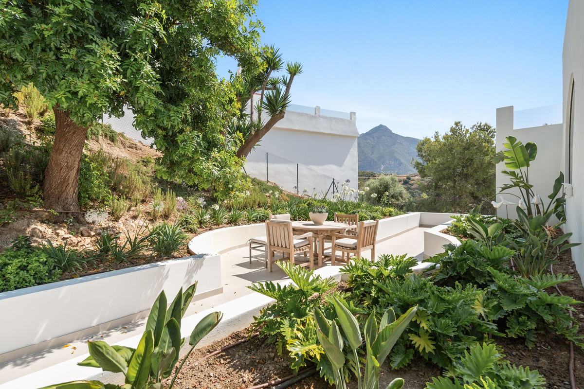 5 Bed Townhouse for sale in Nueva Andalucía Costa Del Sol, Málaga, Spain