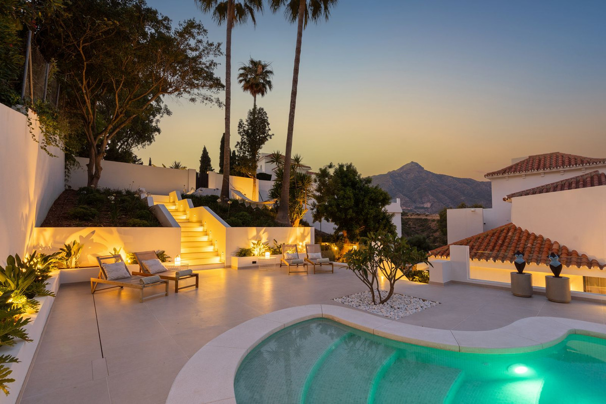 5 Bed Townhouse for sale in Nueva Andalucía Costa Del Sol, Málaga, Spain