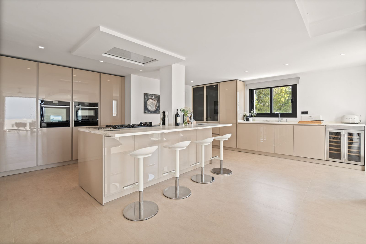 5 Bed Townhouse for sale in Nueva Andalucía Costa Del Sol, Málaga, Spain