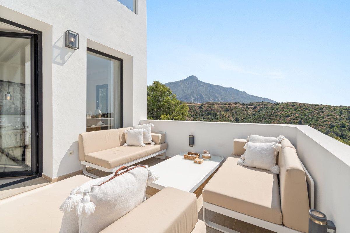 5 Bed Townhouse for sale in Nueva Andalucía Costa Del Sol, Málaga, Spain