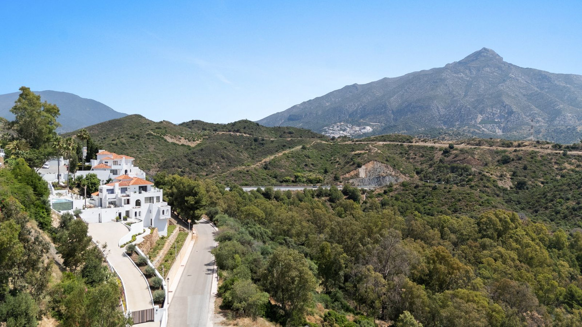 5 Bed Townhouse for sale in Nueva Andalucía Costa Del Sol, Málaga, Spain