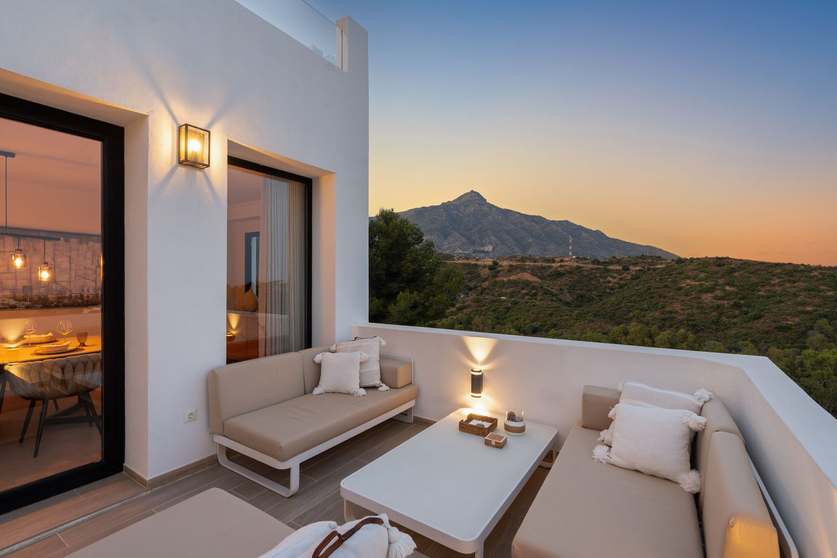 5 Bed Townhouse for sale in Nueva Andalucía Costa Del Sol, Málaga, Spain