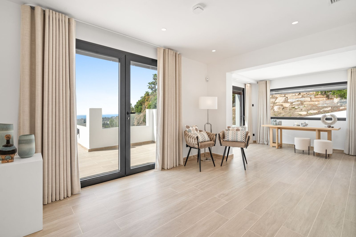 5 Bed Townhouse for sale in Nueva Andalucía Costa Del Sol, Málaga, Spain