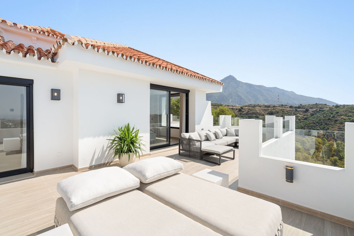 5 Bed Townhouse for sale in Nueva Andalucía Costa Del Sol, Málaga, Spain