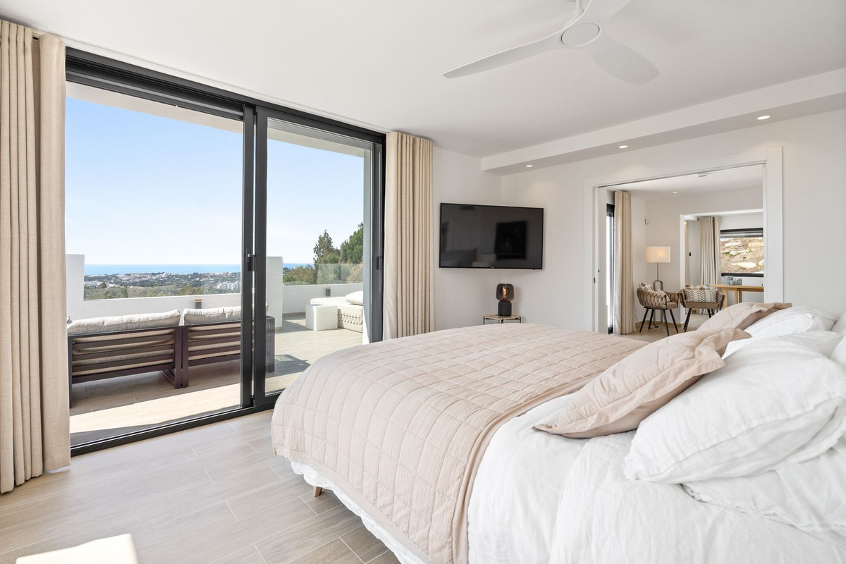 5 Bed Townhouse for sale in Nueva Andalucía Costa Del Sol, Málaga, Spain