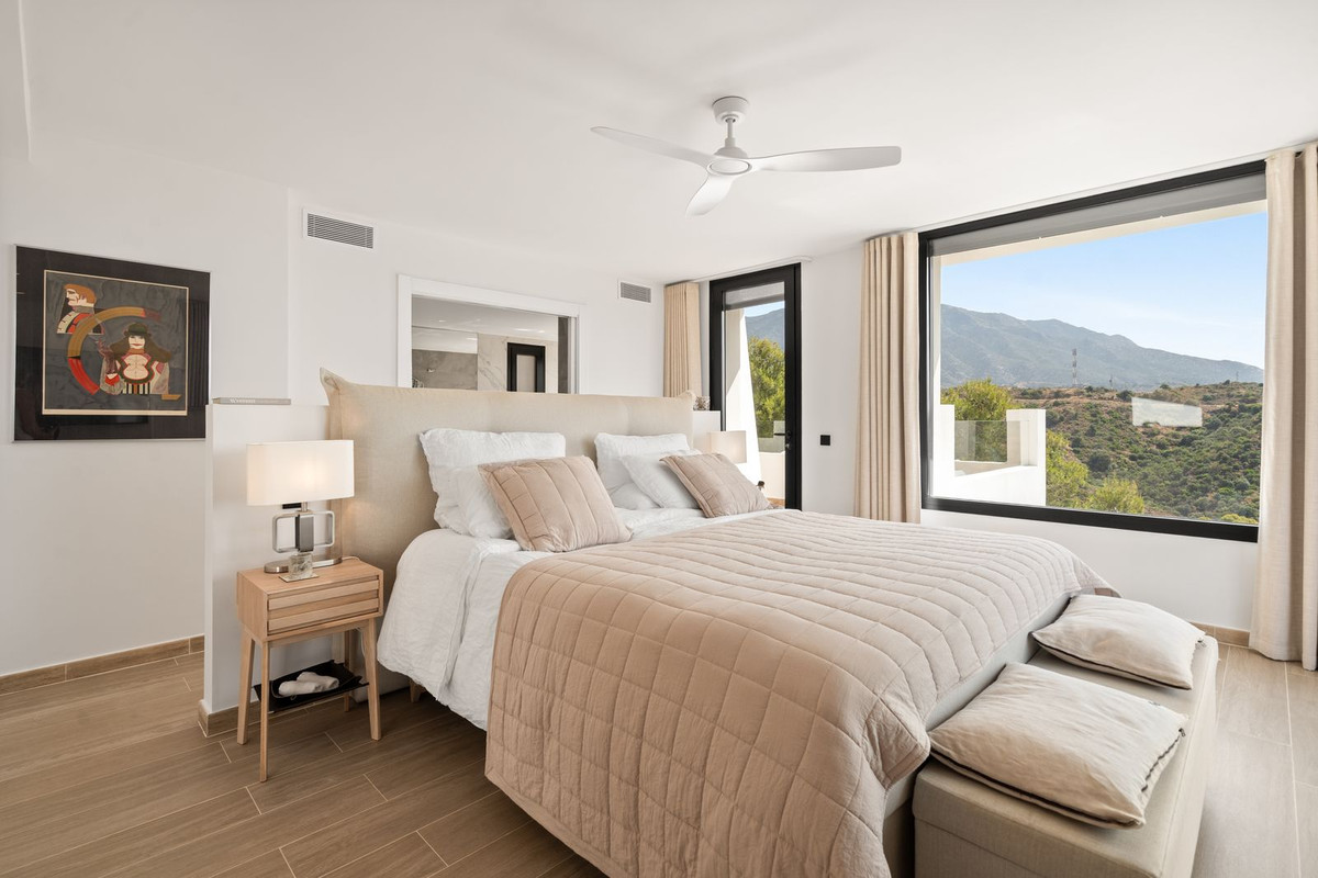 5 Bed Townhouse for sale in Nueva Andalucía Costa Del Sol, Málaga, Spain