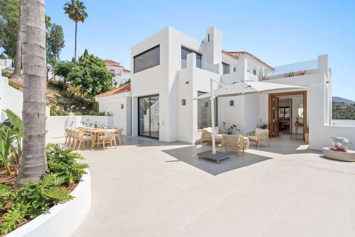 5 Bed Townhouse for sale in Nueva Andalucía Costa Del Sol, Málaga, Spain