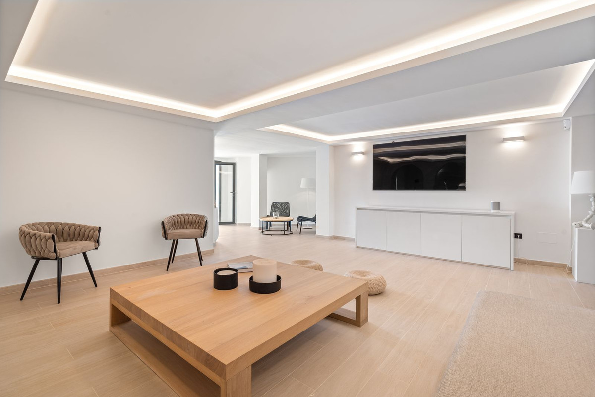 5 Bed Townhouse for sale in Nueva Andalucía Costa Del Sol, Málaga, Spain