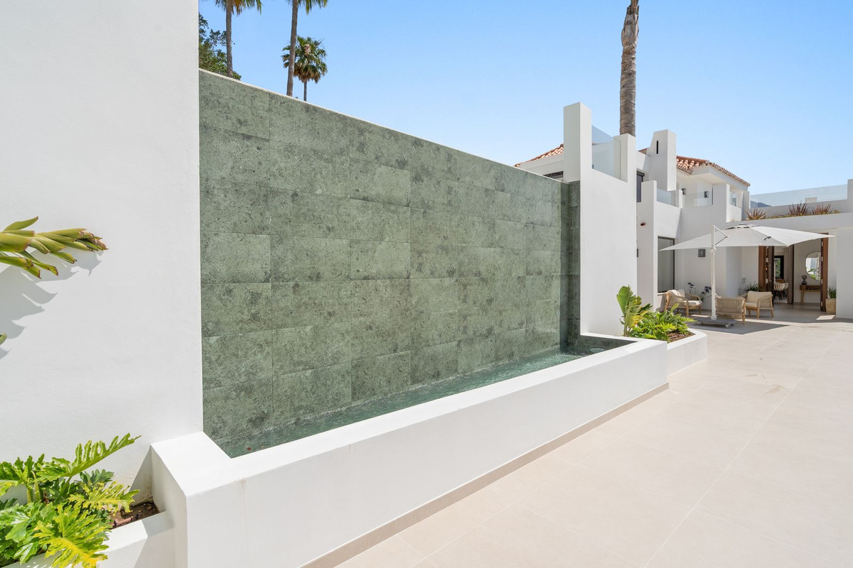 5 Bed Townhouse for sale in Nueva Andalucía Costa Del Sol, Málaga, Spain