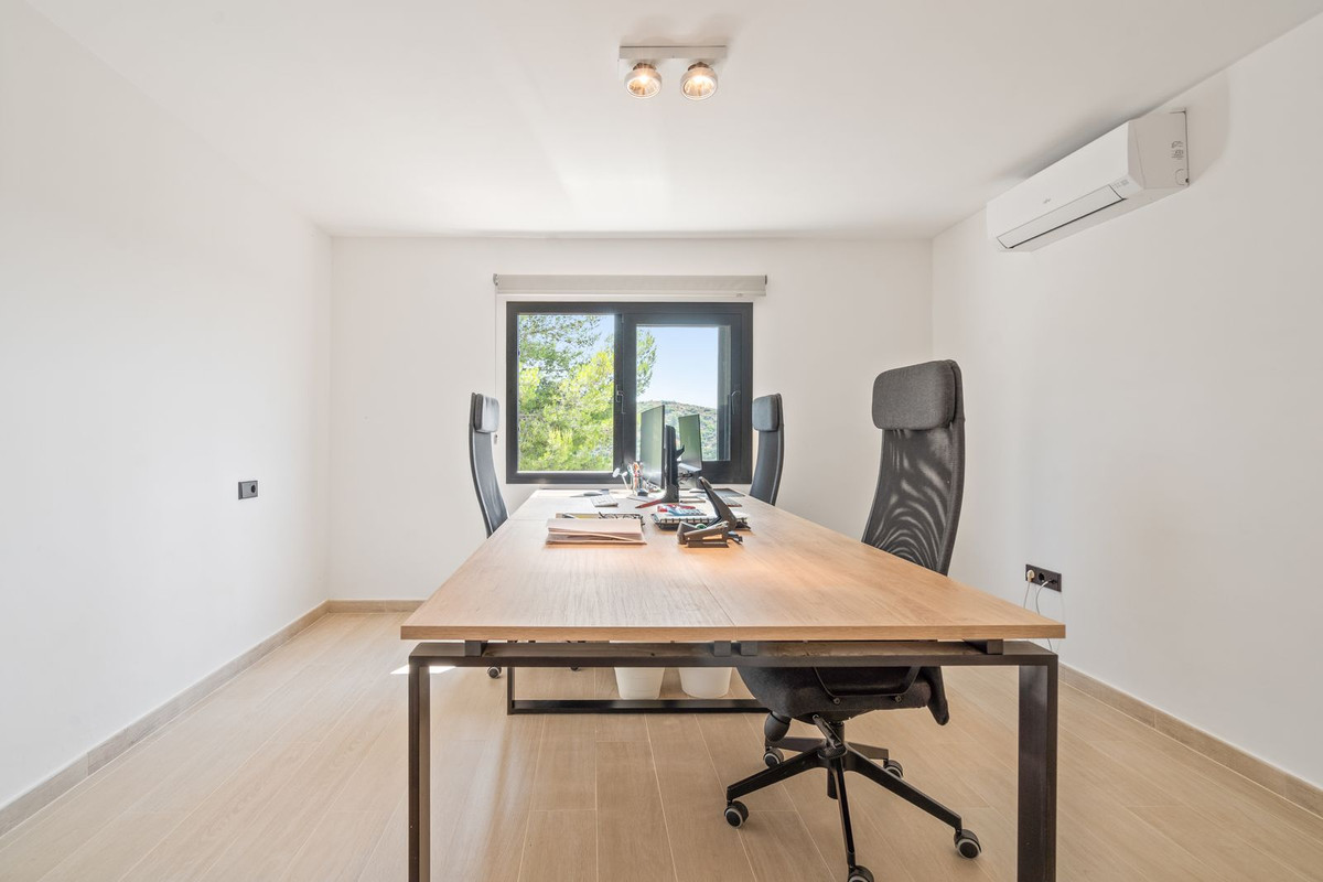 5 Bed Townhouse for sale in Nueva Andalucía Costa Del Sol, Málaga, Spain