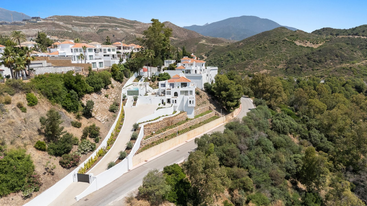 5 Bed Townhouse for sale in Nueva Andalucía Costa Del Sol, Málaga, Spain