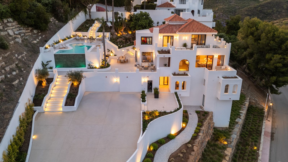 5 Bed Townhouse for sale in Nueva Andalucía Costa Del Sol, Málaga, Spain