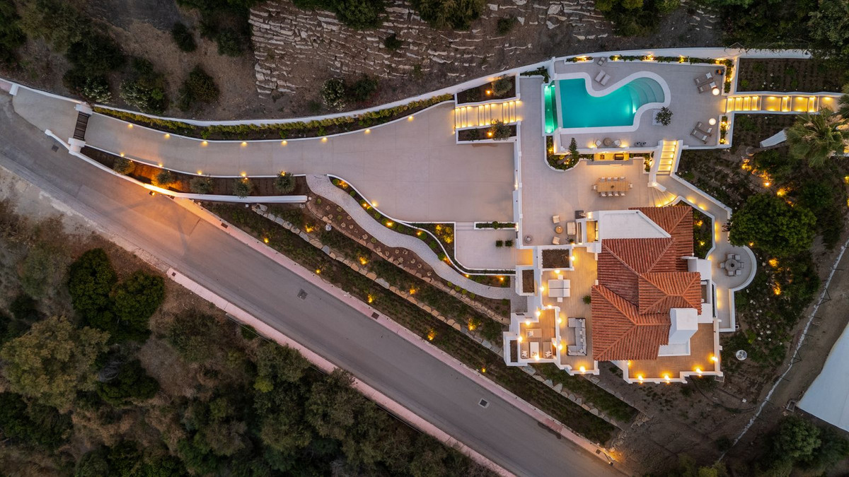 5 Bed Townhouse for sale in Nueva Andalucía Costa Del Sol, Málaga, Spain