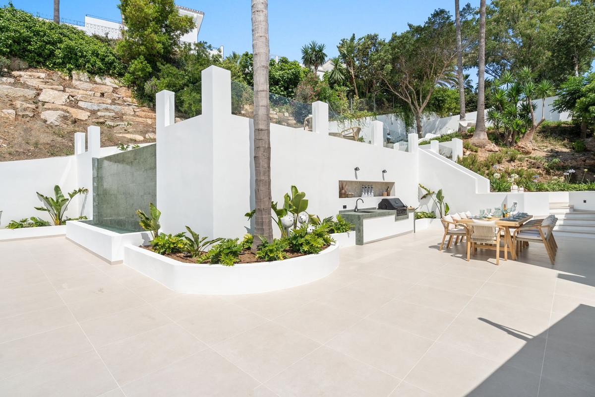 5 Bed Townhouse for sale in Nueva Andalucía Costa Del Sol, Málaga, Spain