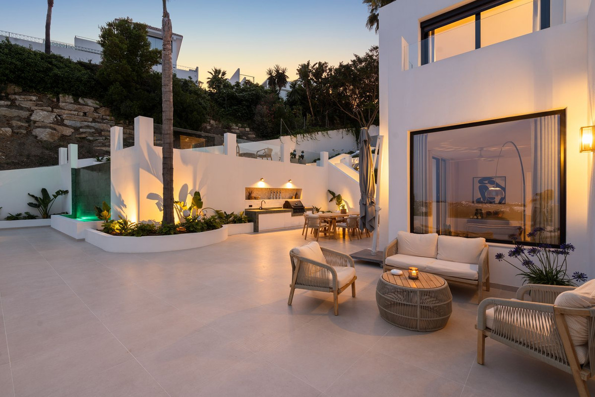 5 Bed Townhouse for sale in Nueva Andalucía Costa Del Sol, Málaga, Spain