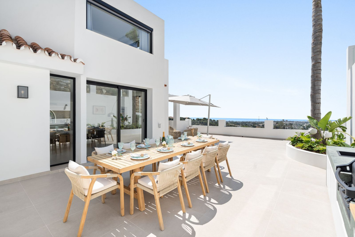 5 Bed Townhouse for sale in Nueva Andalucía Costa Del Sol, Málaga, Spain